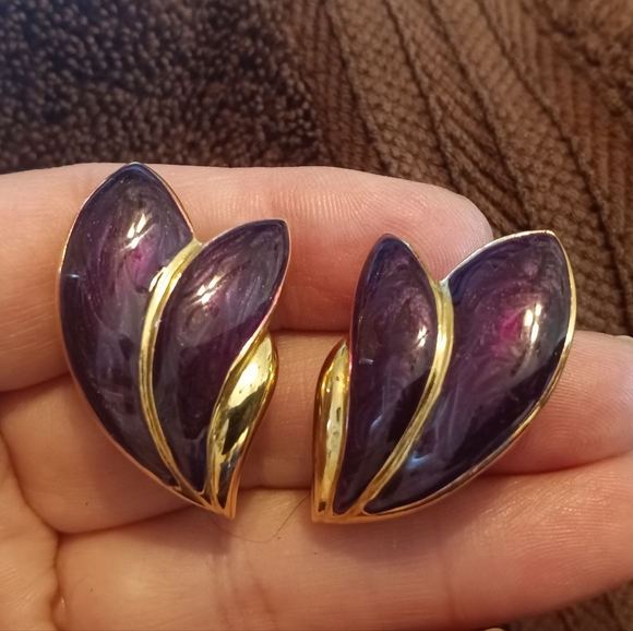 1980's Trifari Clip on Earrings - Picture 3 of 5